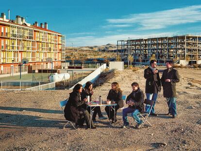 Estas seis personas habitan el único bloque levantado de una expansión de 2.300 casas en La Muela (Zaragoza).