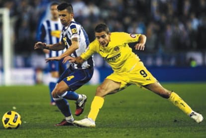 Márquez y Marco Rubén pugnan por el balón.