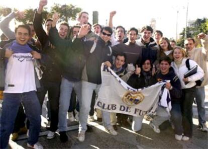 La plaza de Cibeles, en el centro de Madrid, vuelve a ser punto de encuentro de los aficionados blancos en las grandes ocasiones. En la imagen, uno de los primeros grupos en llegar al lugar. (EFE)