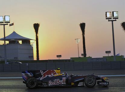 Vettel y Webber consiguen el primer y el segundo puesto en el GP de Abu Dabi, por delante de Button.