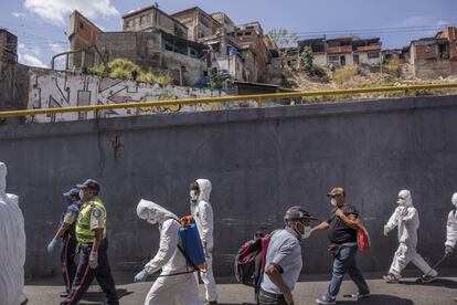 Gente comum em constante luta numa Venezuela caótica. A pandemia se soma à sua enorme crise: difícil acesso a medicamentos e comida, hospitais sem água nem eletricidade.