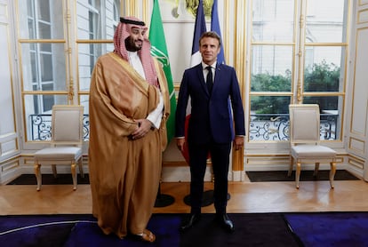 El presidente francés Emmanuel Macron posa junto a Mohammed bin Salman en el interior del palacio del Eliseo.