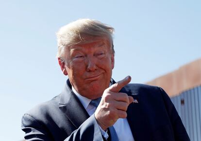 El presidente de los Estados Unidos, Donald Trump, hace gestos durante su visita a una sección del muro fronterizo México-Estados Unidos en Otay Mesa, California, EE.UU, este miércoles.