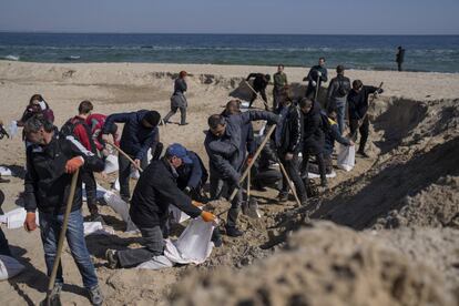 Un grupo de voluntarios llenan sacos de arena en una playa de Odesa, en el sur de Ucrania. Las autoridades del país han registrado la muerte de cinco periodistas y 148 crímenes contra informadores y medios de comunicación en la guerra, informó este jueves el Centro de Comunicación Estratégica y Seguridad de la Información de Ucrania (Stratcom).