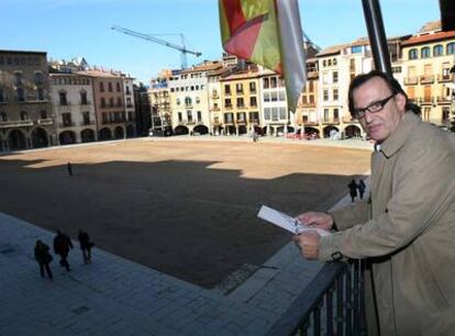 Josep M. Vila d'Abadal, ayer en el balcón de su despacho en el Ayuntamiento.