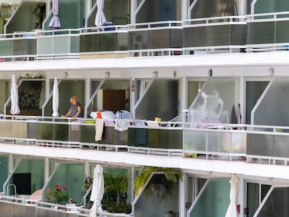 Fachada de los Apartamentos Los Elefantes, en Playa del Inglés (Gran Canaria), el viernes.