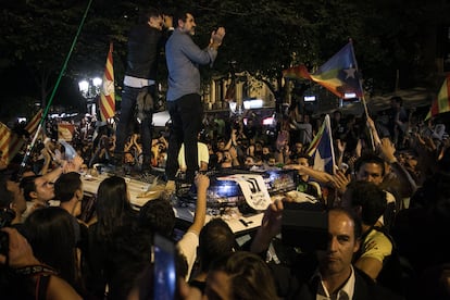 Jordi Cuixart y Jordi Sànchez, subidos en el techo de un vehículo policial durante la protesta multitudinaria contra el registro de la Consejería de Economía, el 20 de septiembre de 2017.