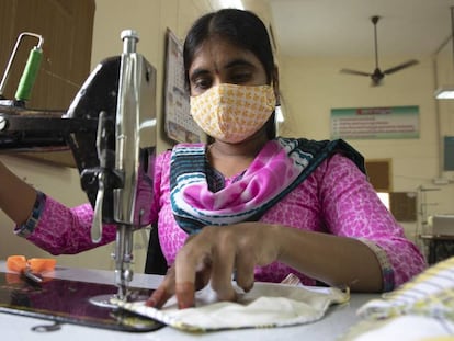 350 artesanas de Integrated Developement empezaron a fabricar mascarillas antes de que el gobierno indio decretara el confinamiento