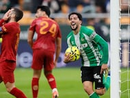 El centrocampista del Real Betis Pablo Fornals celebra su gol ante el Valencia.