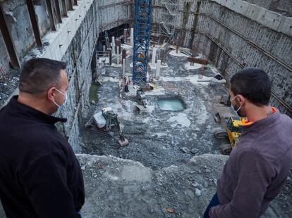 Dos trabajadores de la construcción trabajan en una obra tras la reactivación de la actividad laboral no esencial en Navarra, este martes.