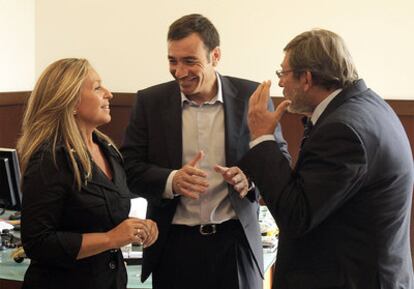 Tomás Gómez, Trinidad Jiménez y Jaime Lissavetzky charlan en la sede del PSM el día en el que los dos últimos han presentado sus candidaturas.