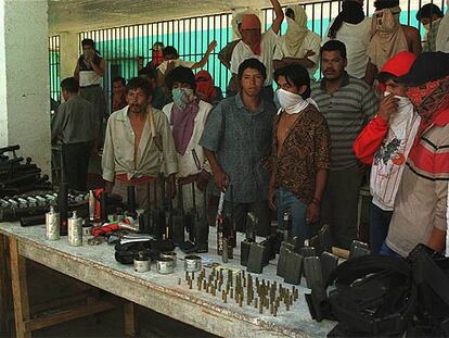 Reclusos de la cárcel de Oaxaca muestran el arsenal incautado tras un motín.