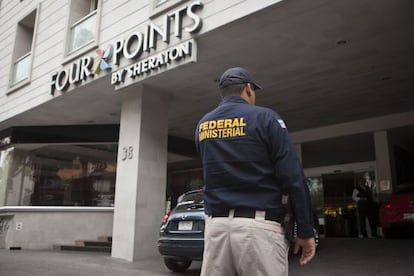 La policia federal vigila el hotel donde los componentes de la banda sufrieron la extorsión.