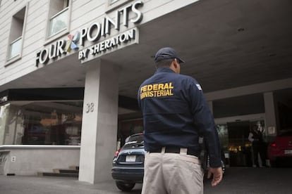  La policia federal vigila el hotel donde los componentes de la banda sufrieron la extorsi&oacute;n.