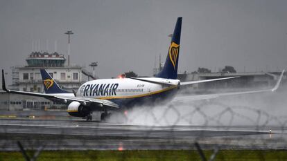 Un avión de Ryanair en el aeropuerto de Ciampino (Roma).