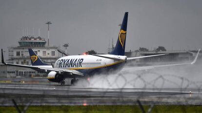 Un avi&oacute;n de Ryanair en el aeropuerto de Ciampino (Roma).