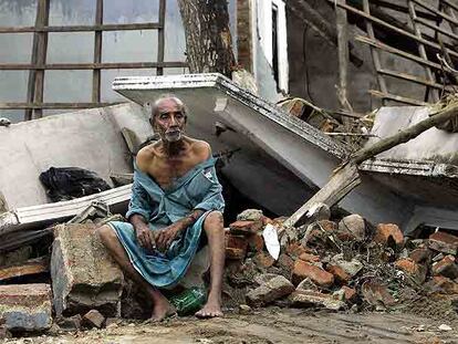 Dalugoda Gilbert, de 70 años, sentado entre las ruinas de su casa en Galle, Sri Lanka, en enero de 2005.