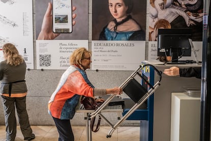 Rosa Pérez Valero recoge en el control de acceso una silla plegable que el Museo del Prado le facilita para que haga su trabajo.