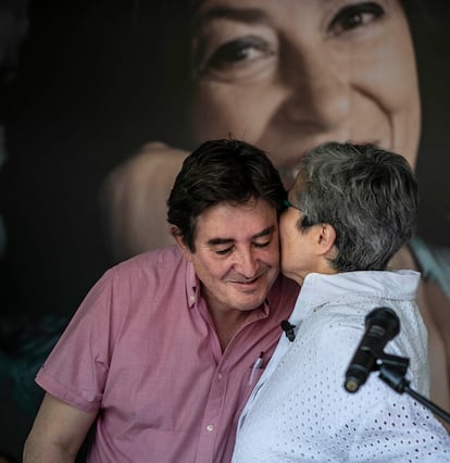 Luis García Montero y Eva Orúe en el homenaje a Almudena Grandes en la Feria del Libro de Madrid. 