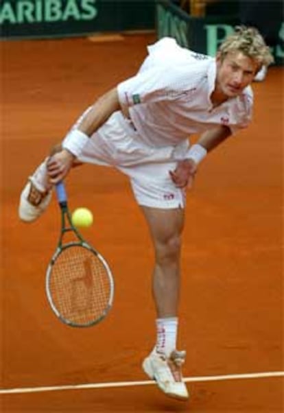 El tenista español efectúa un saque durante el partido contra Martin Verkerk.