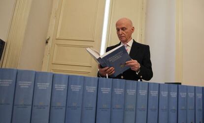 Royal History Academy head Gonzalo Anes in his office alongside an edition of the Spanish Biographical Dictionary.  