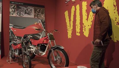 Una Cota 247 a l'exposició de les motos Montesa al Palau Robert.