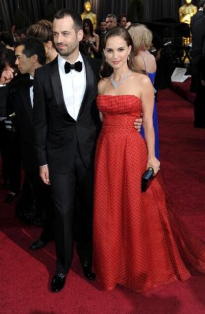 Natalie Portman y Benjamin Millepied en la alfombra roja de los Oscar 2012.