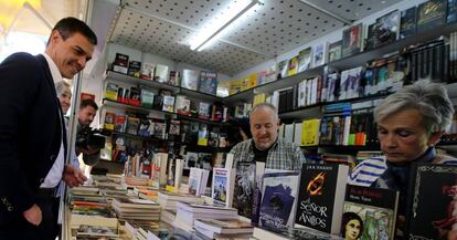 Pedro Sánchez y su esposa en la Feria del Libro de Madrid.