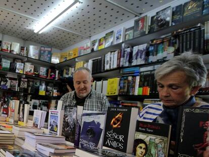 Pedro Sánchez y su esposa en la Feria del Libro de Madrid.