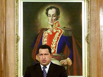 Chávez posa en su palacio ante una pintura de Simón Bolívar.