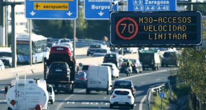 Un cartel en la M-30 anuncia este jueves el limite de velocidad a 70 kilómetros.