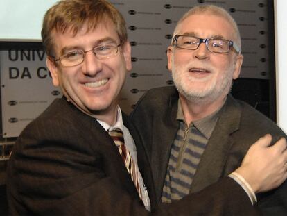 Luis Castedo (izquierda) y Xosé Luis Armesto se abrazan tras conocer los resultados de la primera vuelta electoral.