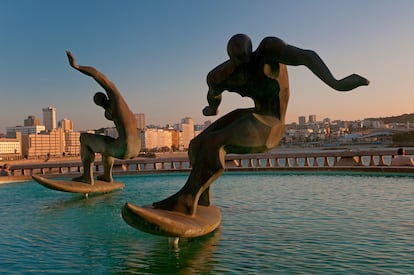 La obra del escultor José Castiñeiras Iglesias de dedicada a los surfistas, ubicada frente a las playas de Matadero y Orzán.