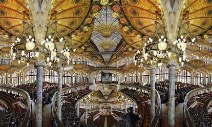 El Palau de la Música, inaugurat el 1908, va ser dissenyat per l'arquitecte Lluís Domènech i Montaner, un dels màxims representants del modernisme català, i originàriament estava destinat a ser seu de l'Orfeó Català. La imatge de la sala s'ha fet amb una tècnica "hiperfotogràfica" creada el 2002 pel fotògraf francès Jean-Francois Rauzier.