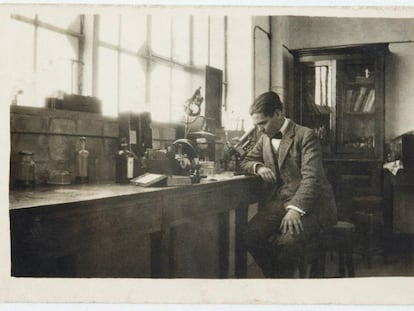 Federico García Lorca en el laboratorio de la Residencia de Estudiantes en 1923.