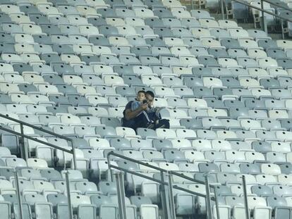 Dos aficionados en el duelo entre Uruguay y Ecuador en el Mineirao.