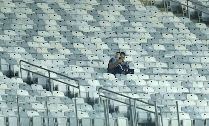 Dos aficionados en el duelo entre Uruguay y Ecuador en el Mineirao.