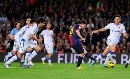 Messi marca el primer gol del Barcelona.