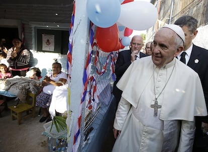 El papa Francisco visita a las familias más pobres en Bañado Norte, en Asunción (Paraguay), el 12 de julio de 2015.