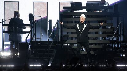 El cantante y compositor del grupo británico Pet Shop Boys, Neil Tennant, durante su actuación en el Festival Cruïlla, este sábado.