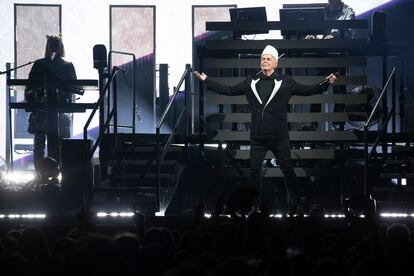 El cantante y compositor del grupo británico Pet Shop Boys, Neil Tennant, durante su actuación en el Festival Cruïlla, este sábado.