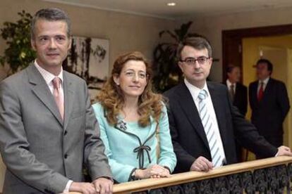 De izquierda a derecha: Antonio Camacho, Olga Sánchez y Juan del Olmo, antes de participar en la mesa redonda.