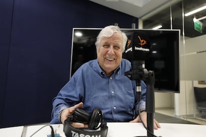 El presentador de televisión Patricio Bañados, en la cabina de Radio Beethoven, en Santiago (Chile).