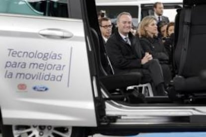 El presidente de la Generalitat, Alberto Fabra, junto a la delegada del Gobierno, Paula Sanchez de León, en la presentación del Plan Adapta de Ford España, hoy en Valencia.