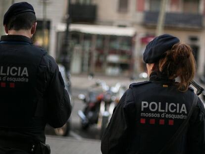Dos agentes de los Mossos, en Barcelona en una imagen de archivo.