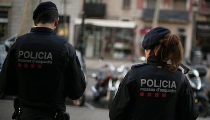 Dos agentes de los Mossos en Barcelona.