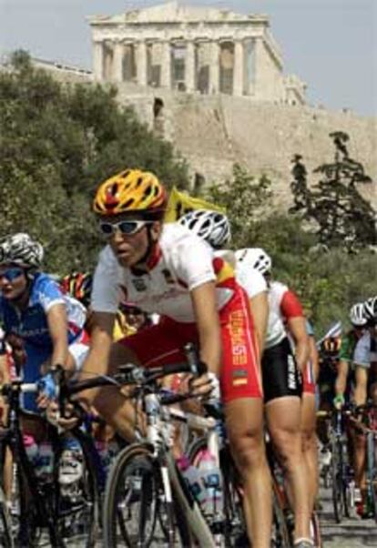 Joane Somarriba, en primer plano, durante la prueba de ciclismo de fondo femenina disputada esta tarde en Atenas.