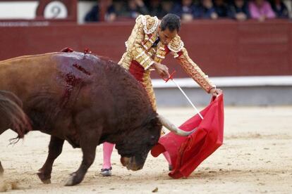Luis Bol&iacute;var, en su primer toro de la tarde ayer en Las Ventas.
