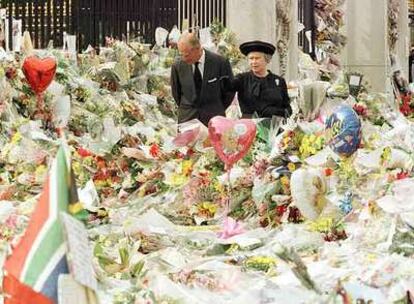 La reina Isabel II y el duque de Edimburgo, entre las flores que los ciudadanos dejaron en honor de Diana.