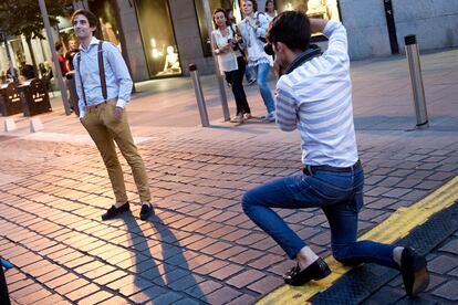 Modelos accidentales por Jorge Juan que posan para Jose Luis Díez, redactor de GQ.com y autor de Esmoquin Room.